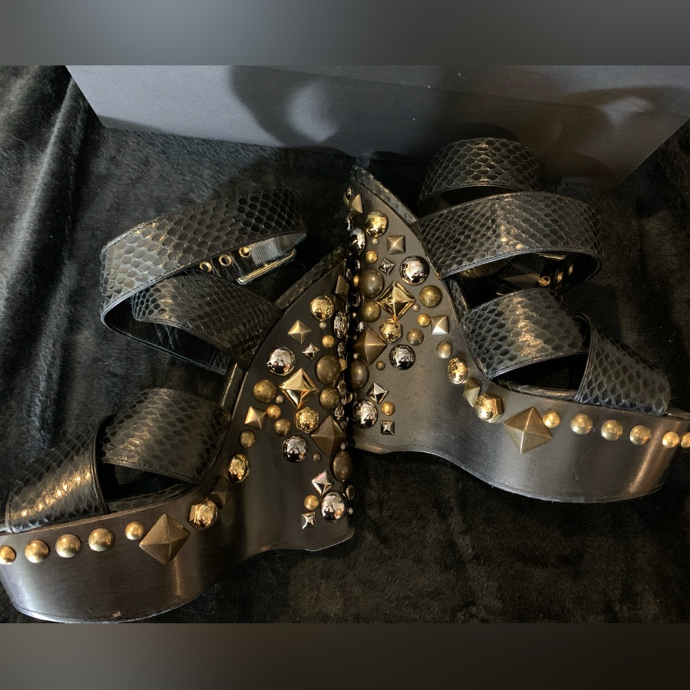 GUC💝Louis Vuitton studded sandals. - Picture 11 of 17